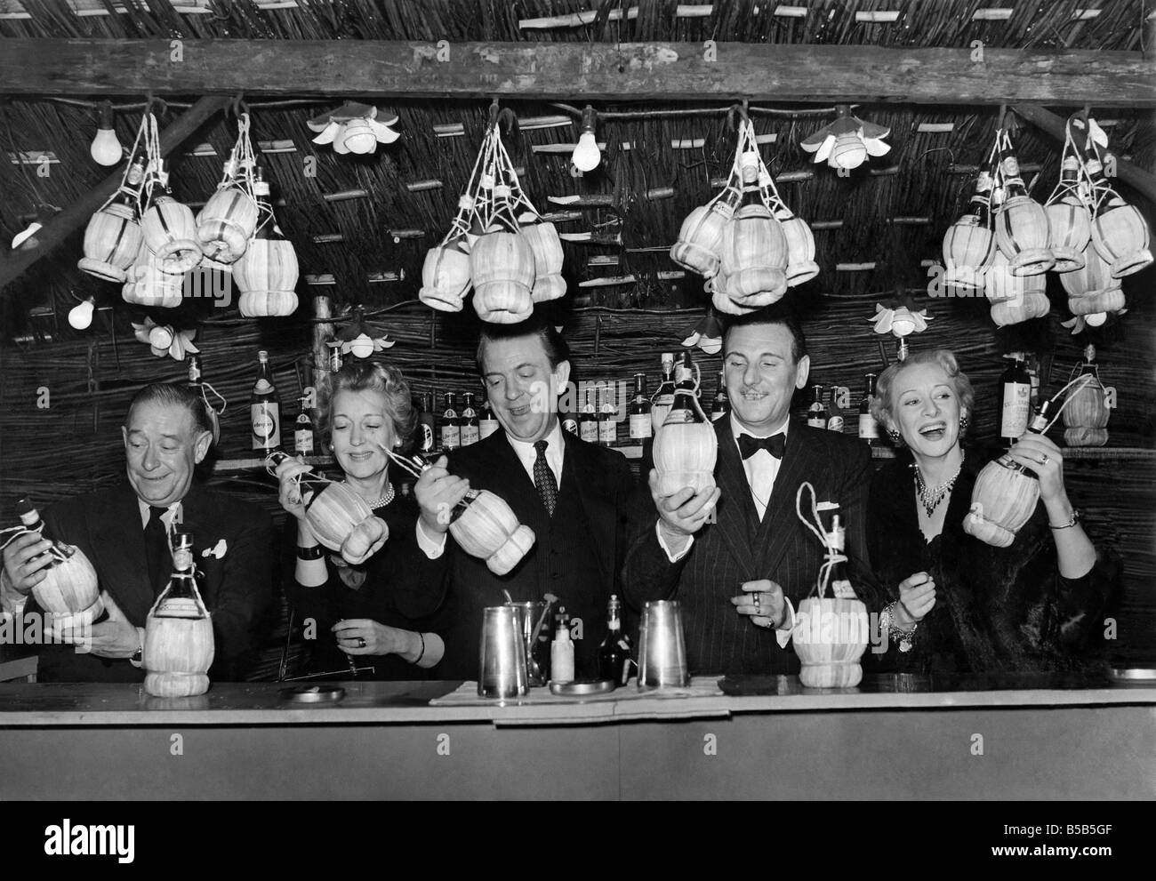 Eröffnung des italienischen Gartens Milverton Lodge Club im Victoria Park, Manchester.; John Clements, Kay Hammond, Ann Ziegler und Webster Stand. ; Mai 1954 Stockfoto