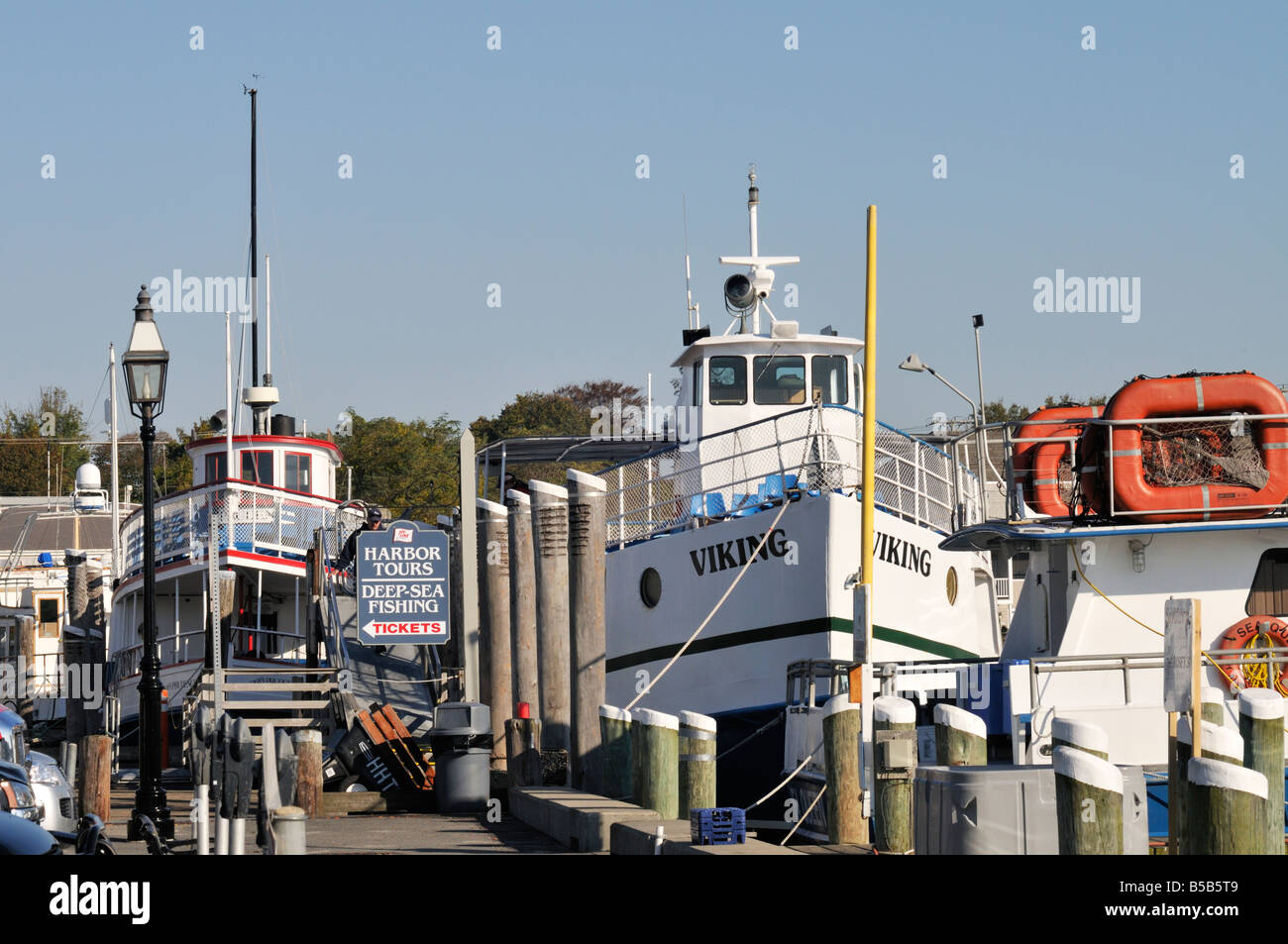Hafenrundfahrt und Tiefsee Angelboote/Fischerboote am Dock in Hyannis Harbor, Cape Cod, MA, USA Stockfoto