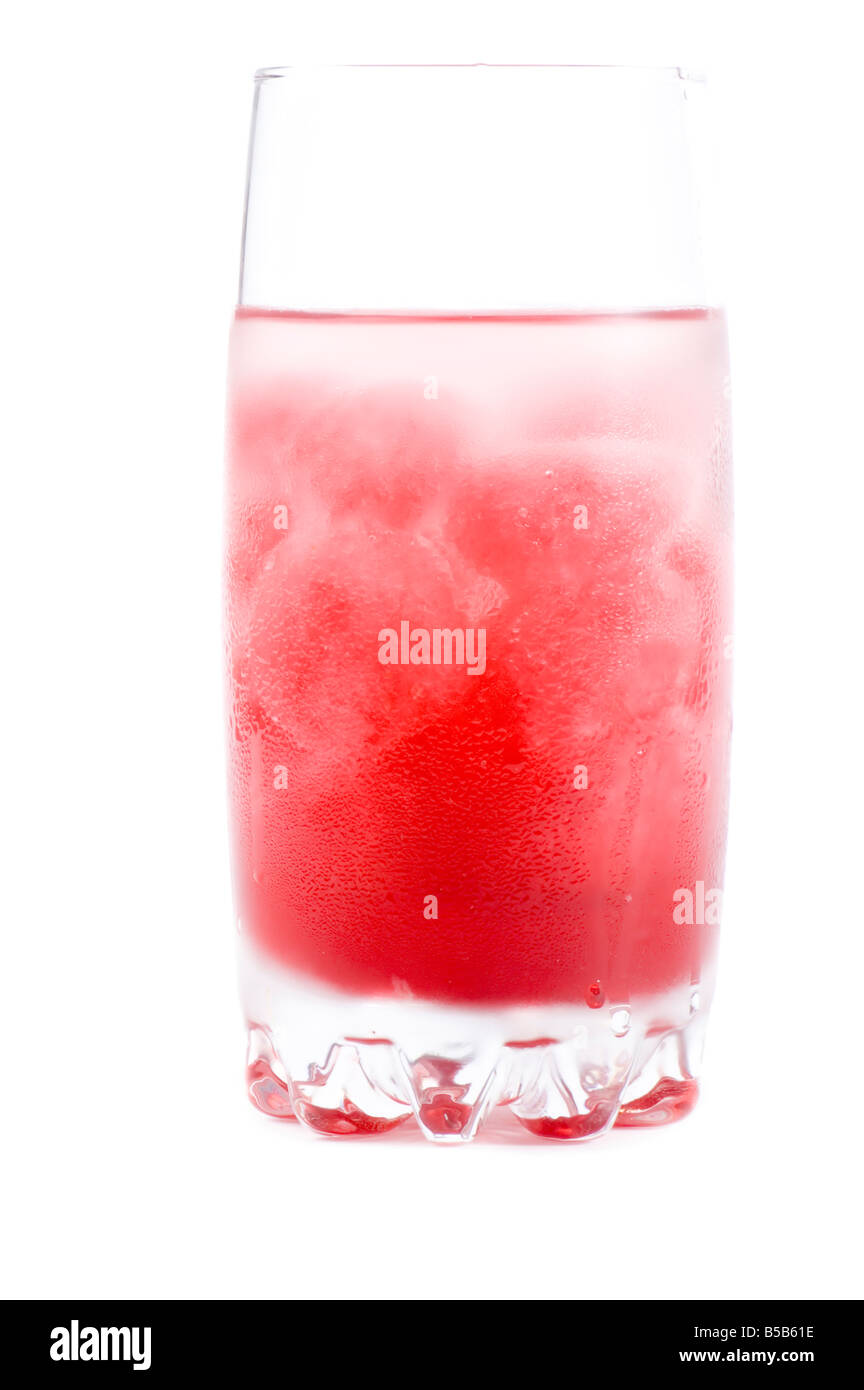 Objekt auf weiss rot cocktail mit Eiswürfeln Stockfoto
