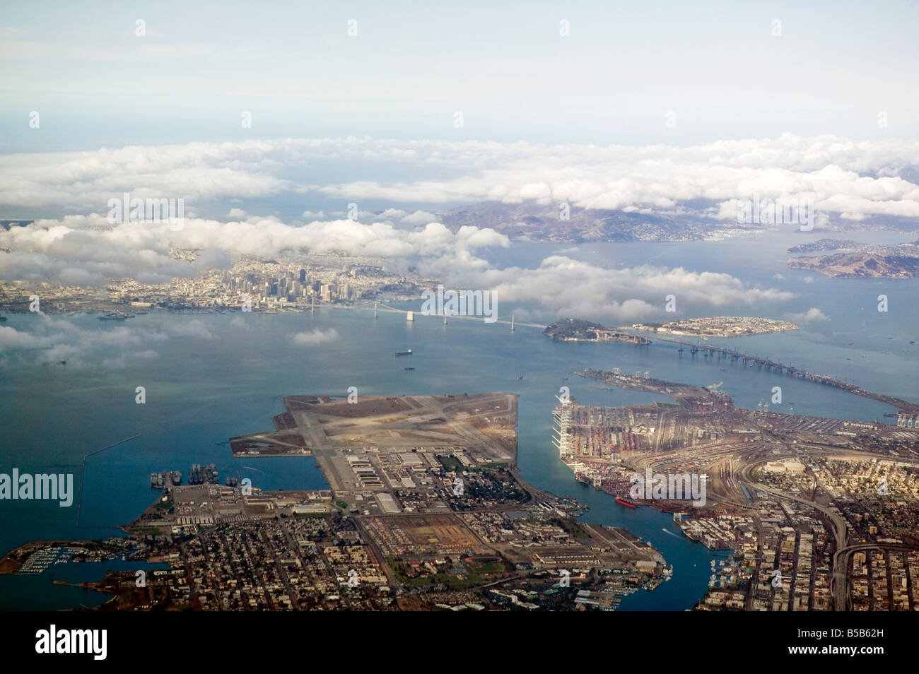 Luftaufnahme über der Bucht von San Francisco aus dem Hafen von Oakland mit Nebel Stockfoto
