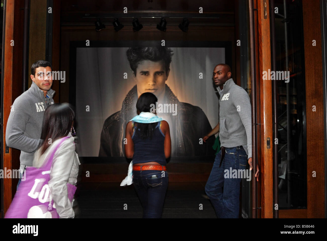 Eingabe von Abercrombie auf der Fifth Avenue in New York City Shopper Stockfoto