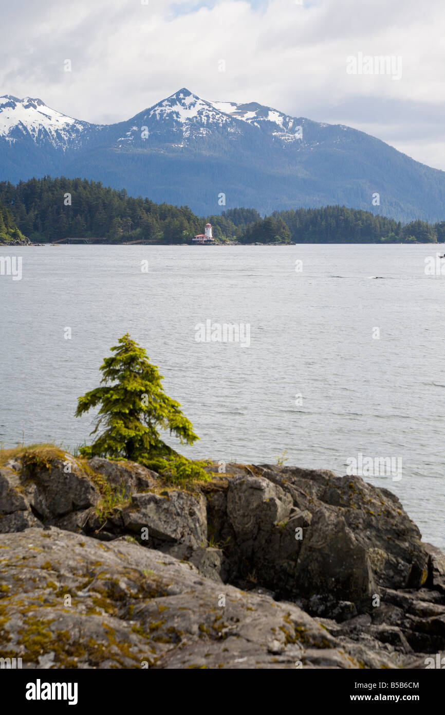 Leuchtturm vor Schnee bedeckt Berge auf der Insel im östlichen Ärmelkanal der Inside Passage in Sitka, Alaska Stockfoto