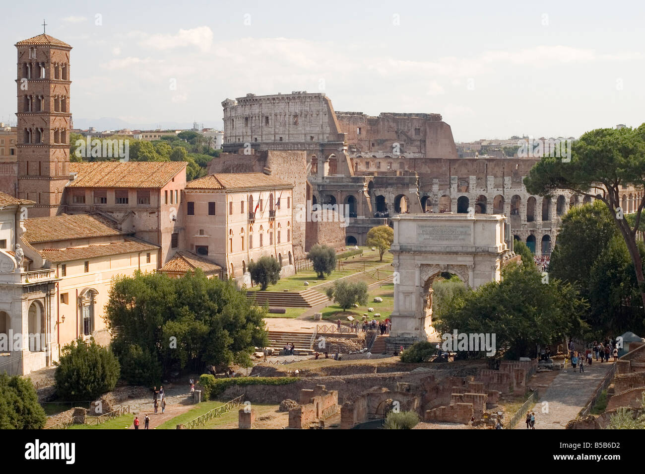 Aufbauend auf dem Forum romanum Italien mit Kolosseum Stockfoto