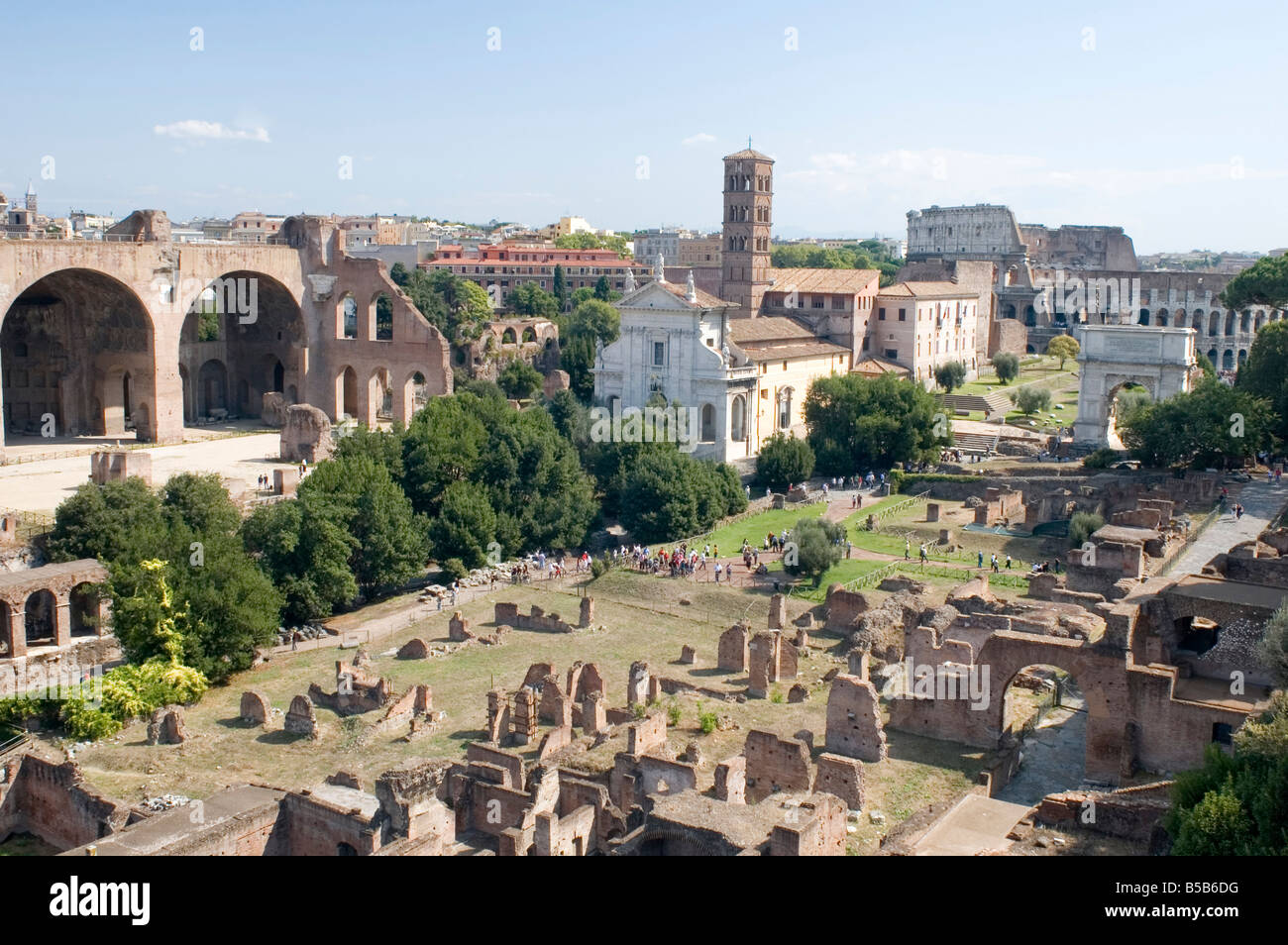 Aufbauend auf dem Forum romanum Italien mit Kolosseum Stockfoto