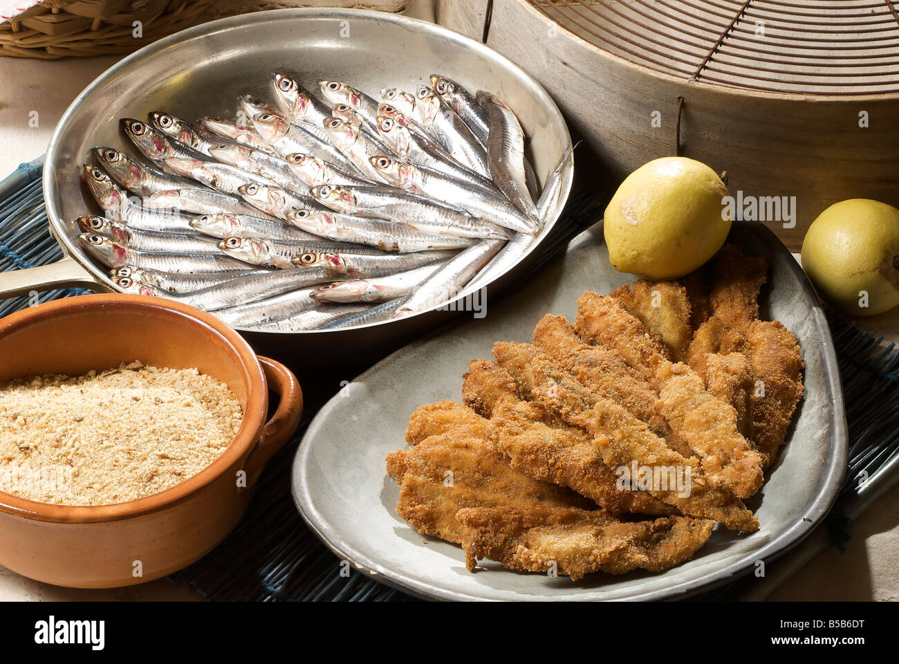 frische Sardinen in einer Pfanne Stockfoto