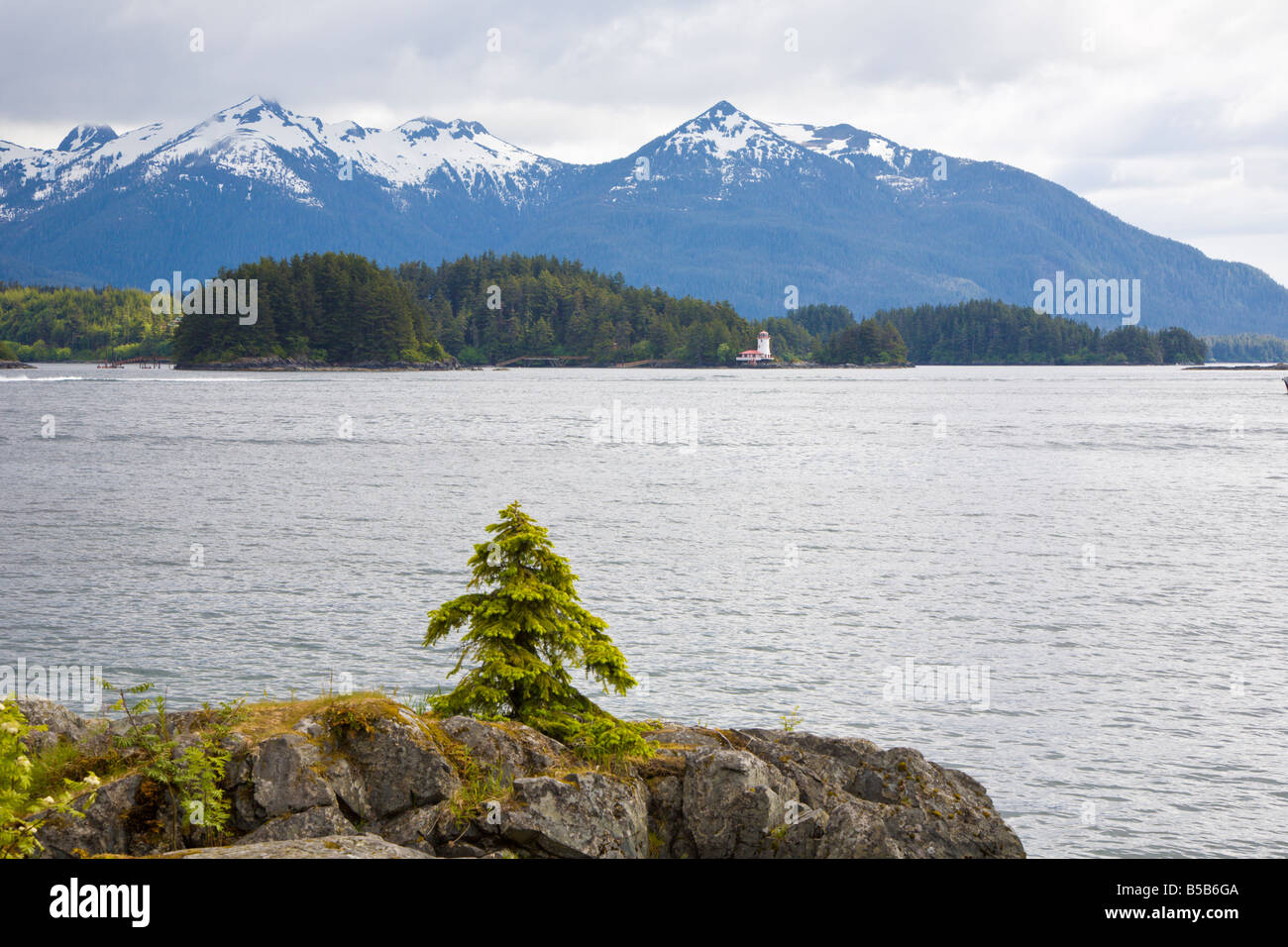 Leuchtturm vor Schnee bedeckt Berge auf der Insel im östlichen Ärmelkanal der Inside Passage in Sitka, Alaska Stockfoto