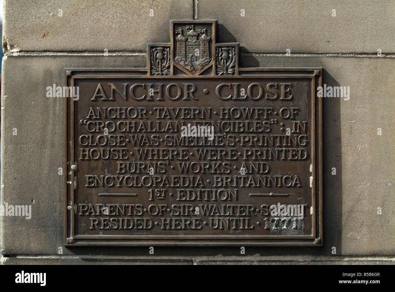 Messingplakette am Eingang zum Anker nahe, High Street, Edinburgh, Schottland, UK. Stockfoto