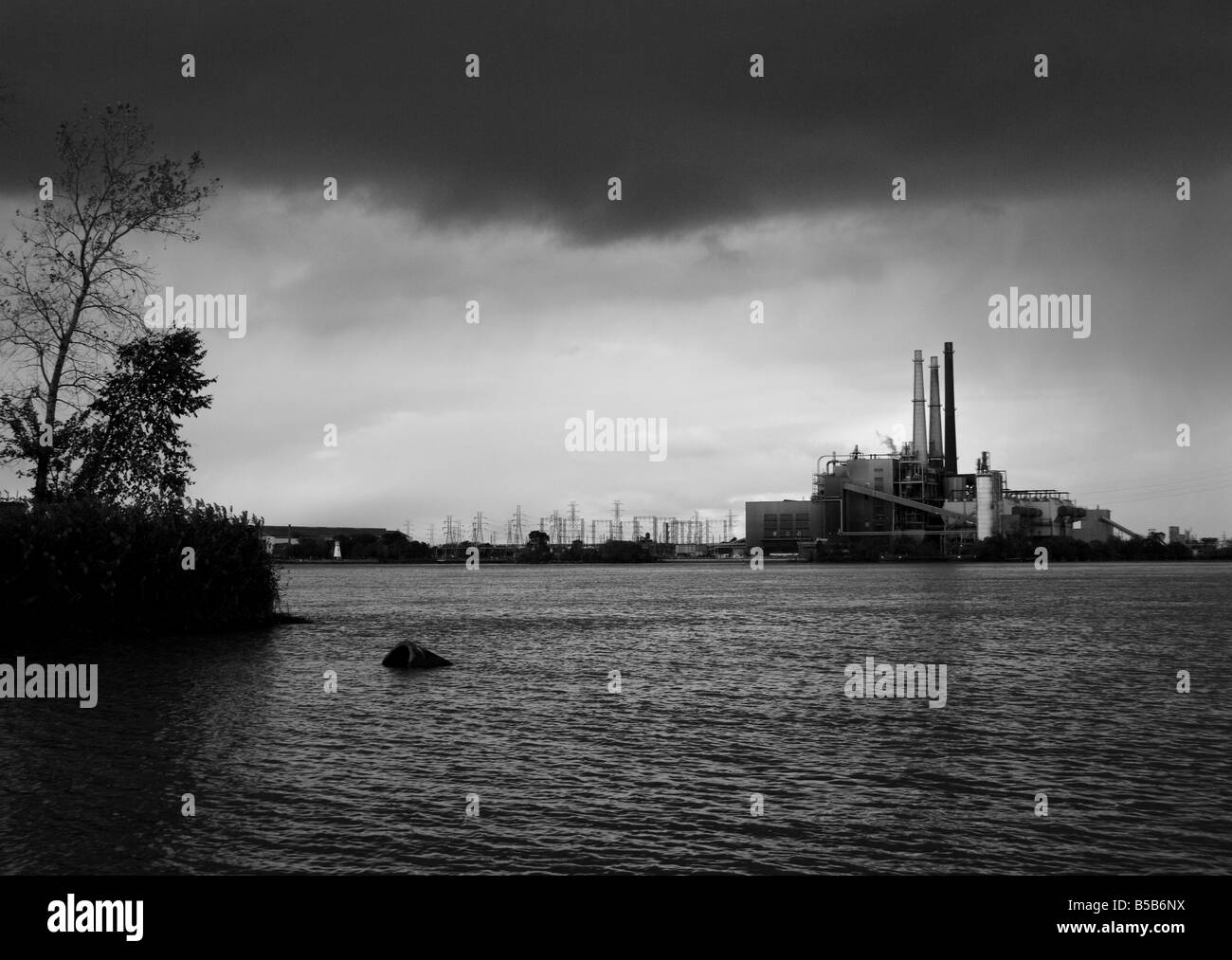 Fabrik unter einer schwarzen Wolke Stockfoto