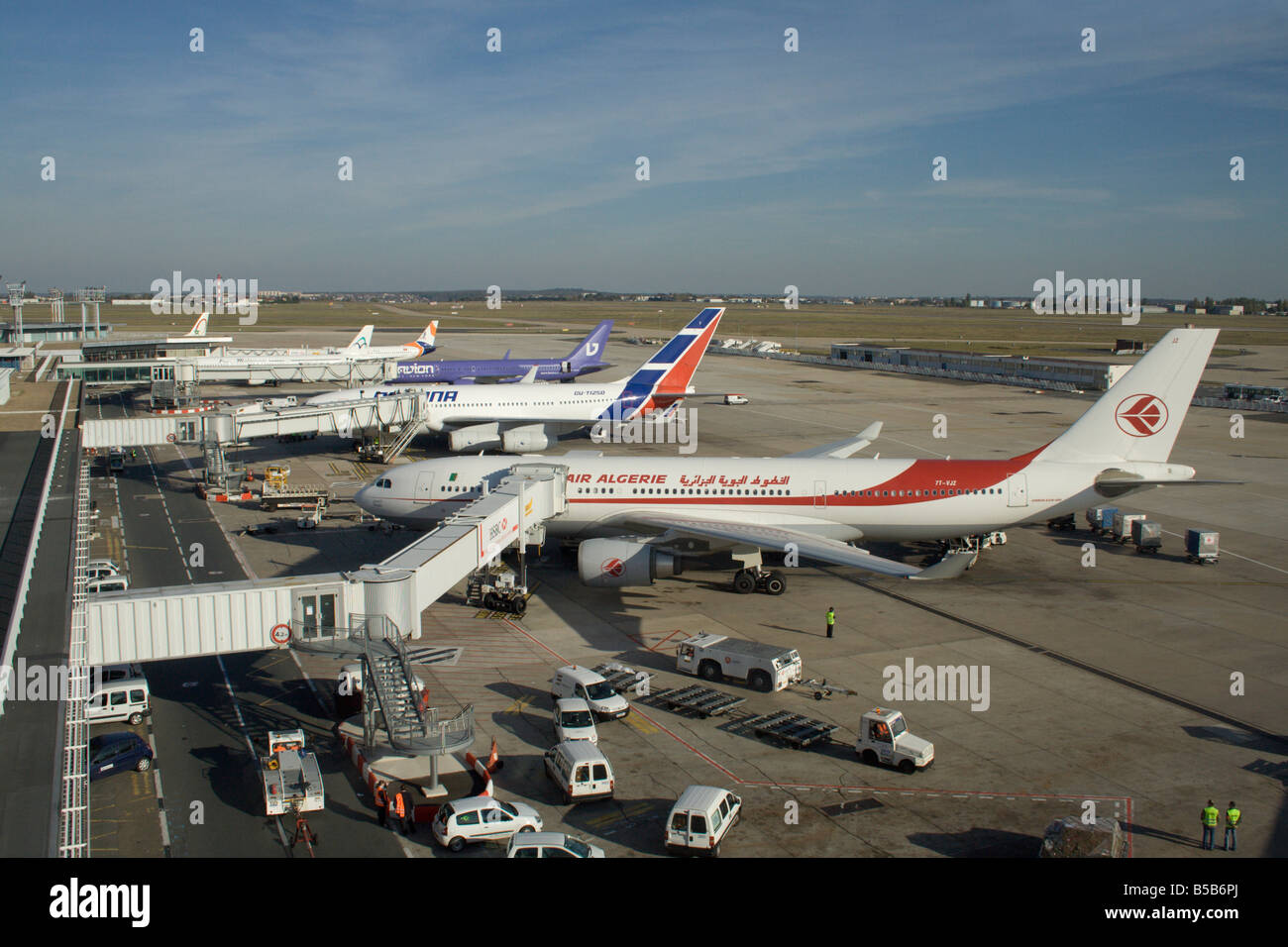 Verkehrsreichen Flughafen. Viele Flugzeuge vor ihren Toren in Paris Orly, Frankreich, mit einem Air Algerie Airbus A330 Jet-Flugzeug im Vordergrund. Flugreisen in der EU. Stockfoto
