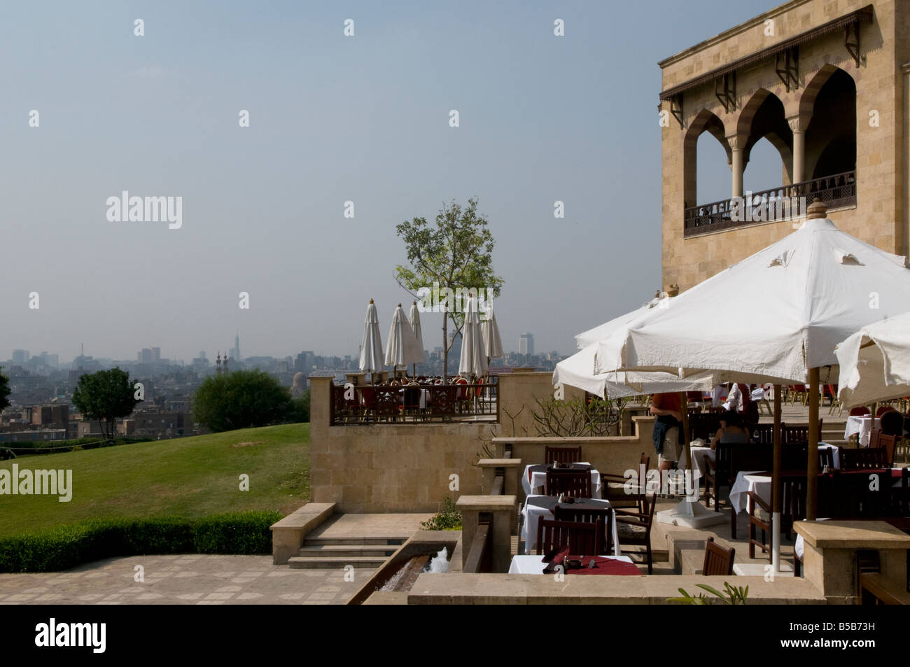 Blick vom Restaurant in Al-Azhar-Park in Richtung alte Stadt Kairo Ägypten Stockfoto