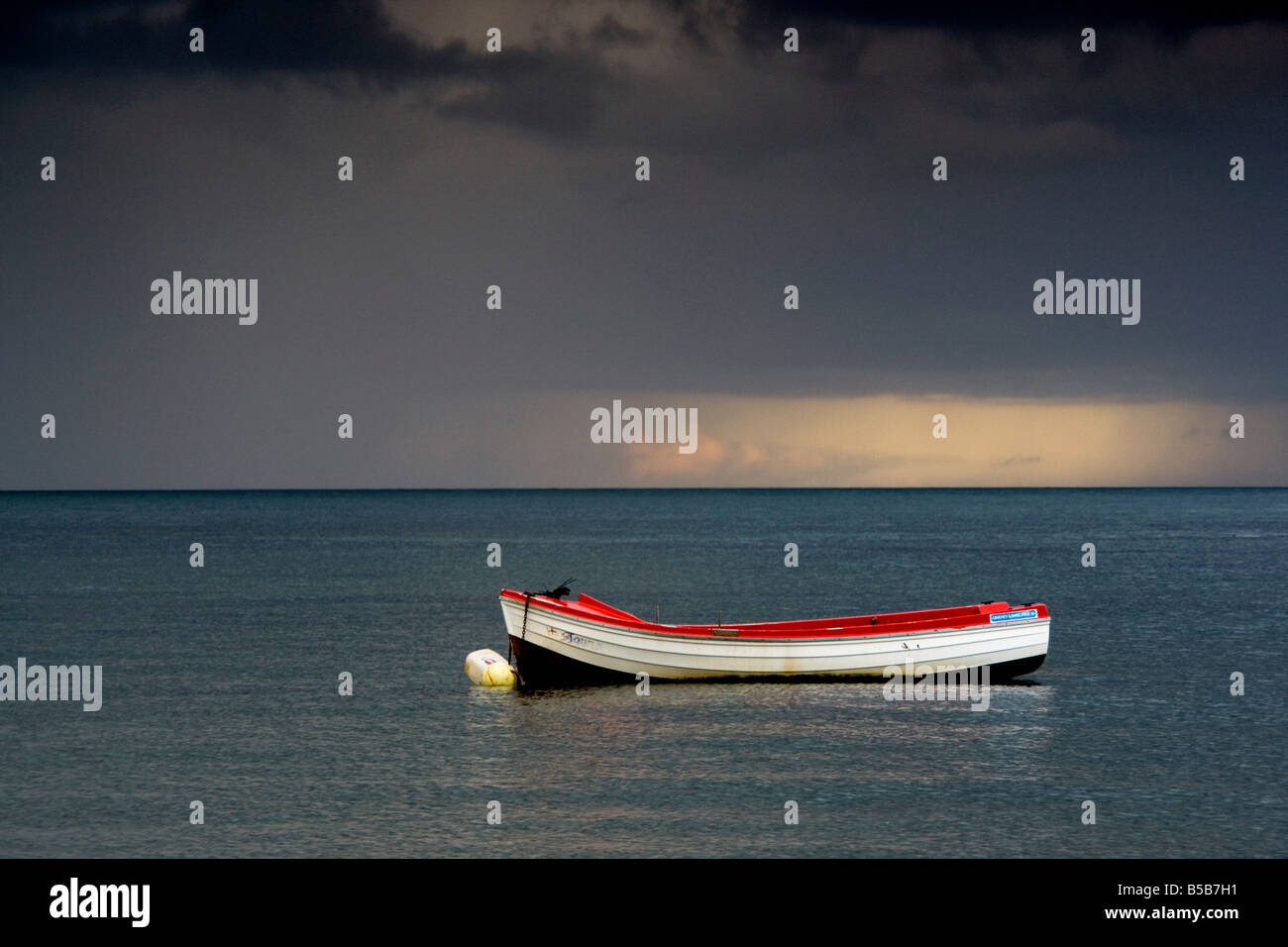 Leeres Boot schwimmend in die Nordsee, Sunderland, Tyne and Wear, England Stockfoto