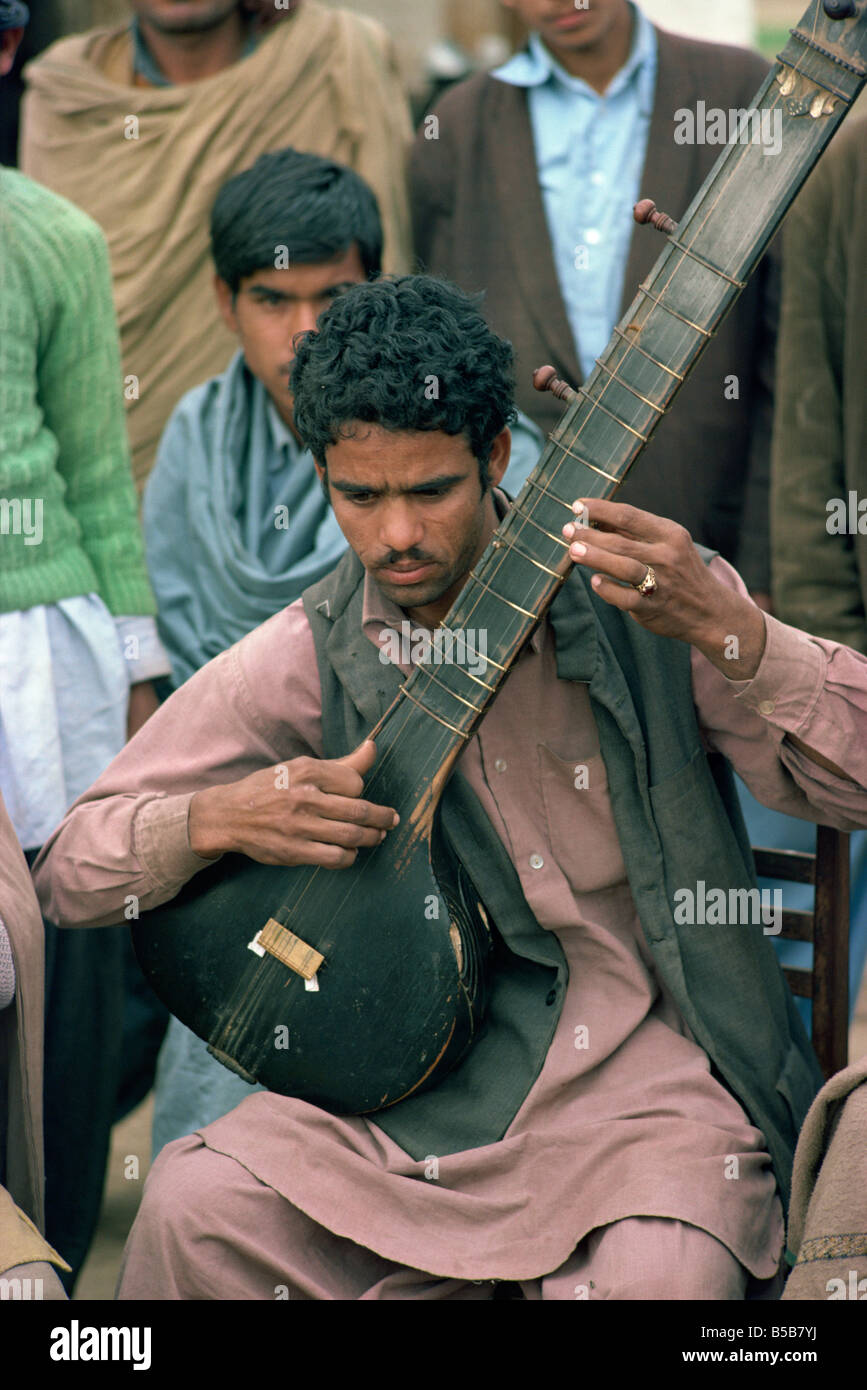 Portrait eines Musikers mit seinem Saiteninstrument Alipur Village in der Nähe von Rawalpindi Pakistan Asien Stockfoto