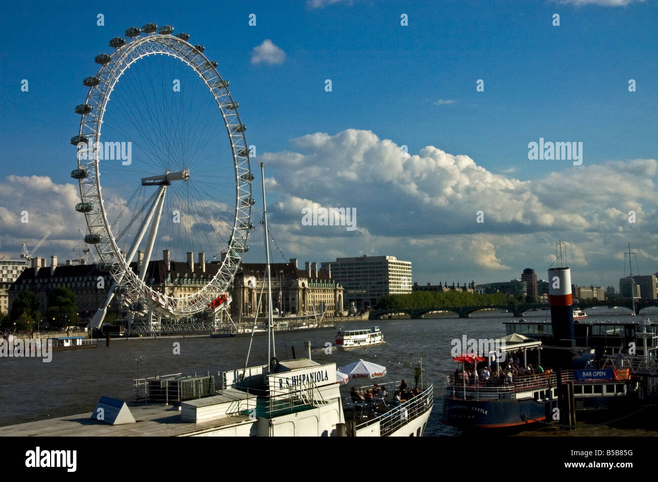 Blick auf das London Eye mit Flussschiffen Seite pub Stockfoto