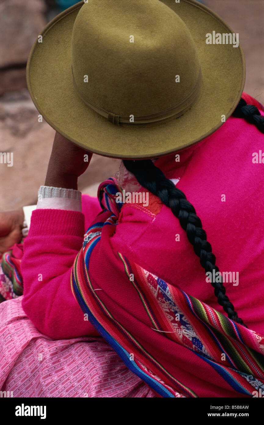 Die Rückseite einer indischen Frau trägt einen Filzhut und geflochtenem Haar auf dem Markt von Pisac in Cuzco Bereich, Peru, Südamerika Stockfoto