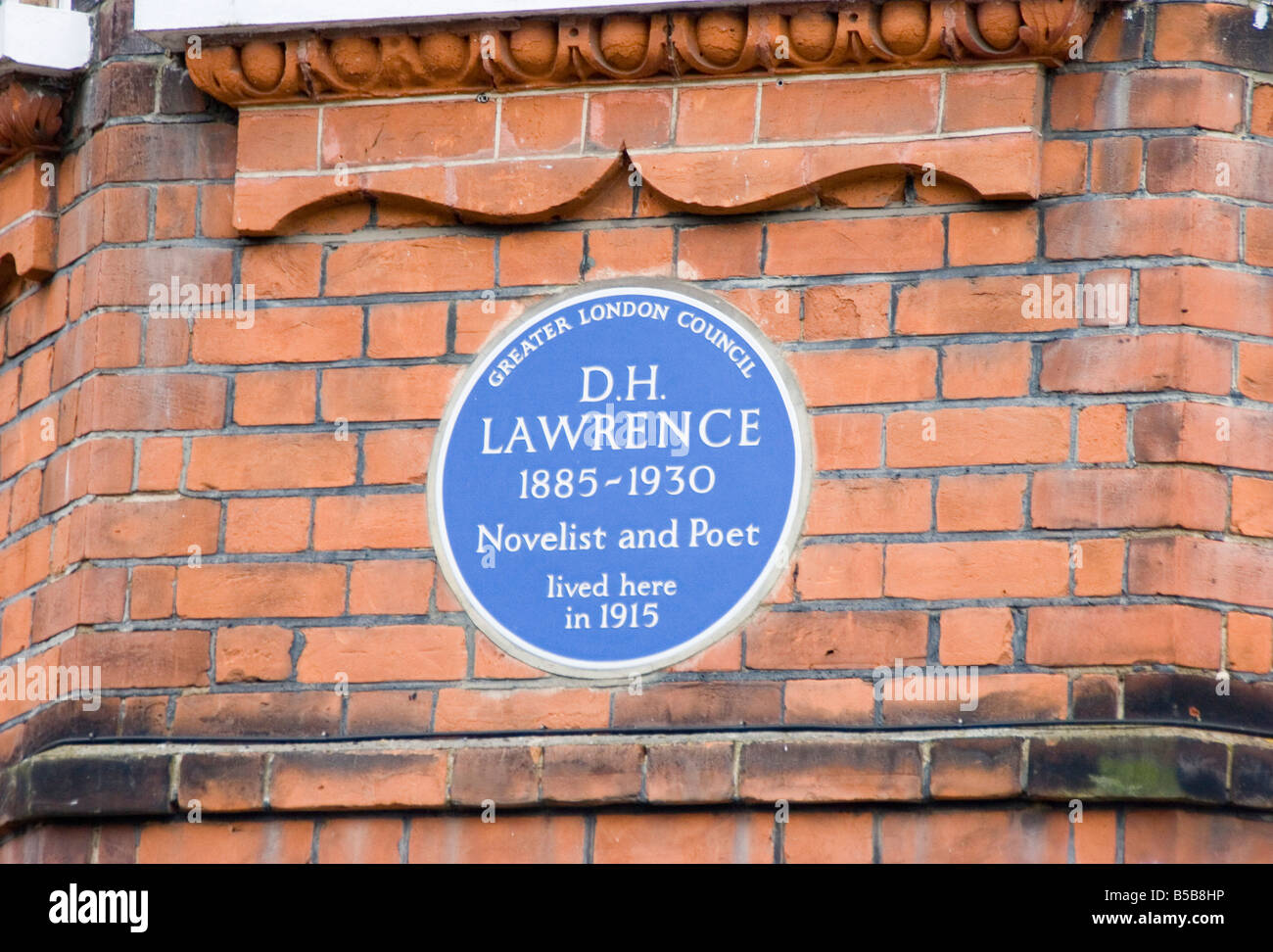 Eine historische blaue Plakette zu Ehren d. h. Lawrence--Autor, Dichter und Dramatiker--auf einem Haus in Hampstead, nördlich von London. Stockfoto