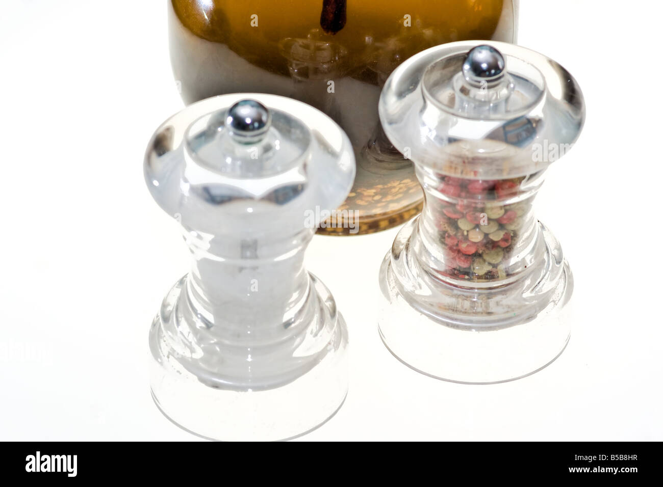 Salz- und Pfefferstreuer mit Olivenöl Isolated on White Stockfoto