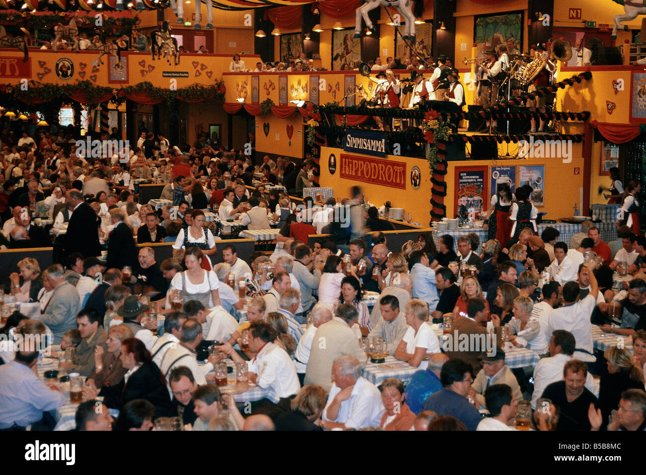 Jährliche Oktoberfest Bier großen Festspielhaus leuchtet auf Decke Personen an Tischen trinken aus Bierkrügen Liter Krüge München Stockfoto