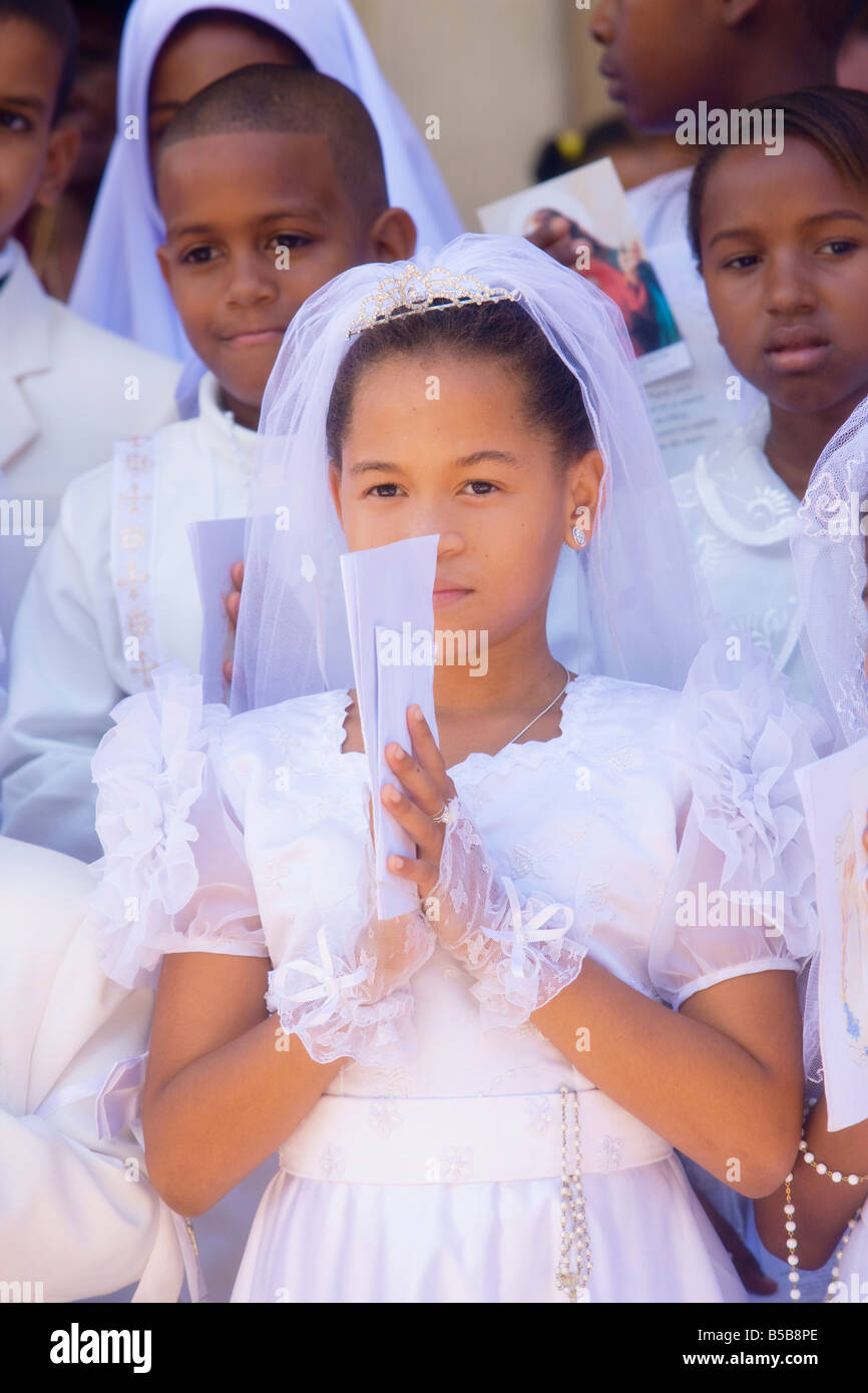 Kreolische Mädchen während der ersten Heiligen Kommunion in Baie Sainte Anne Seychelles Stockfoto