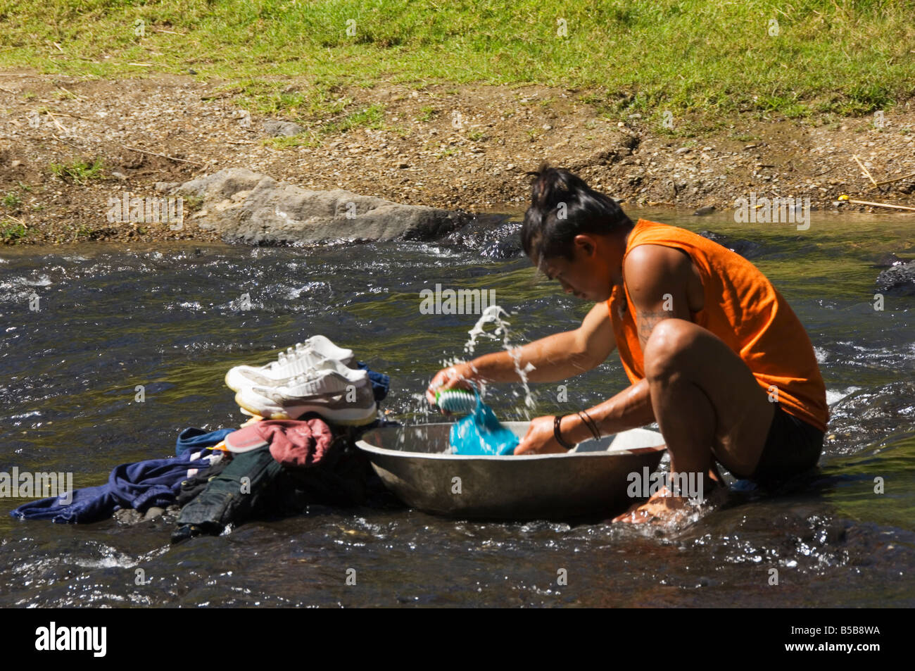 Mann, die Wäsche im Fluss waschen Sagada Stadt, die Berge der Cordillera, Benguet Provinz, Luzon, Philippinen, Südostasien Stockfoto