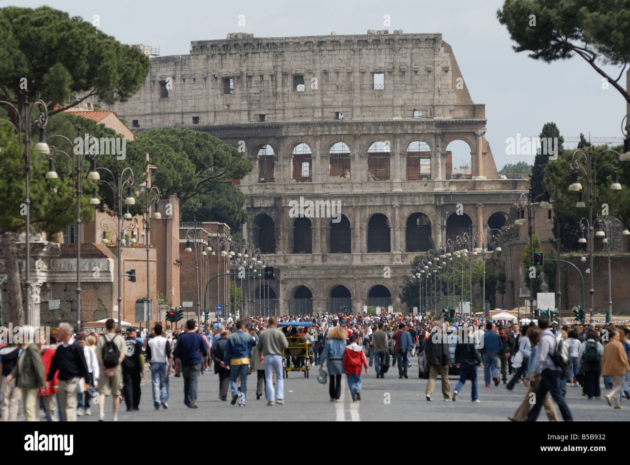 Rom Italien Fußgänger Füllung der via dei Fori Imperiali an einem Null Verkehr im Zentrum von Rom Stockfoto