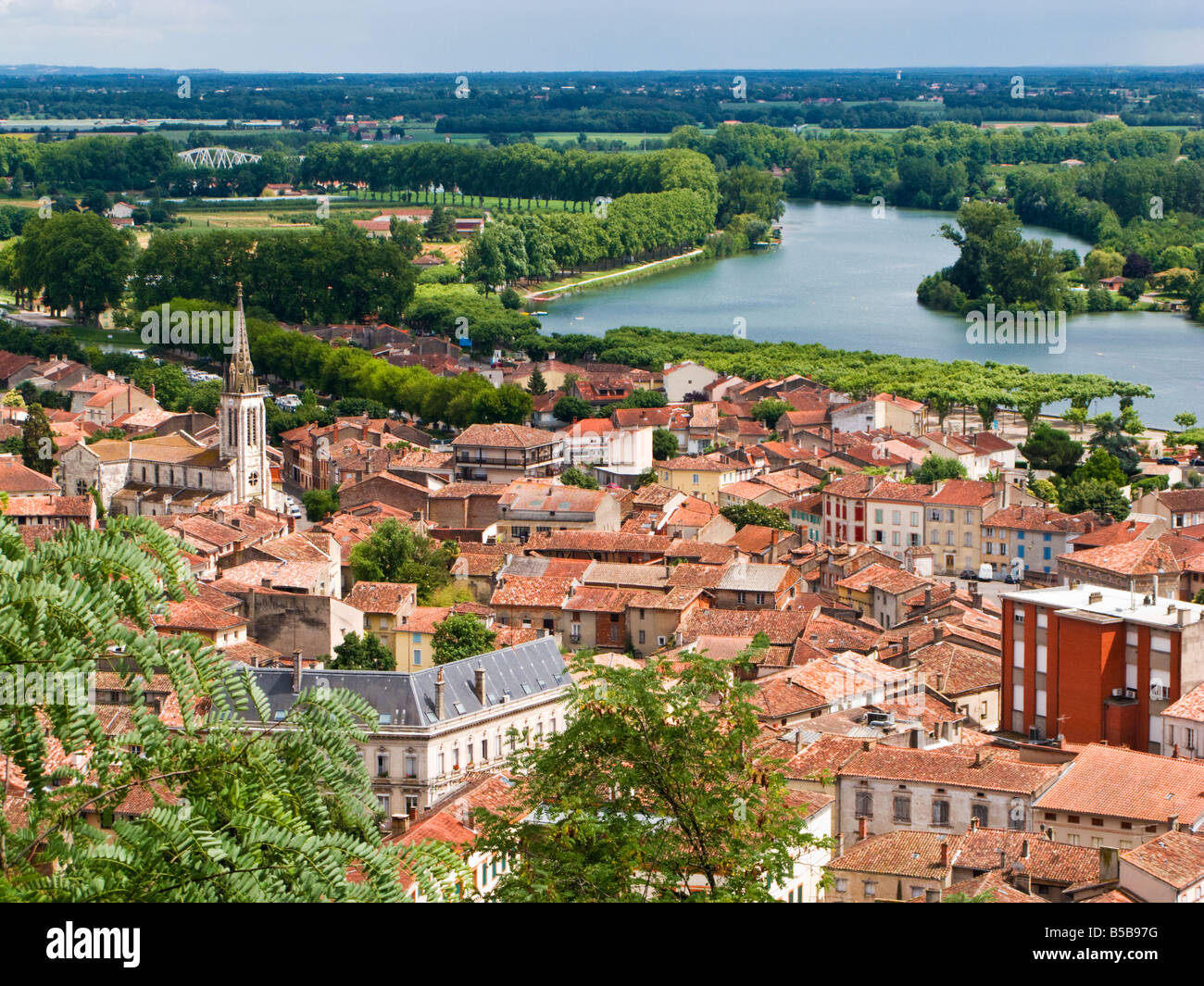 Französische Stadt - das historische Moissac und der Fluss Tarn, Tarn et Garonne, Frankreich, Europa Stockfoto