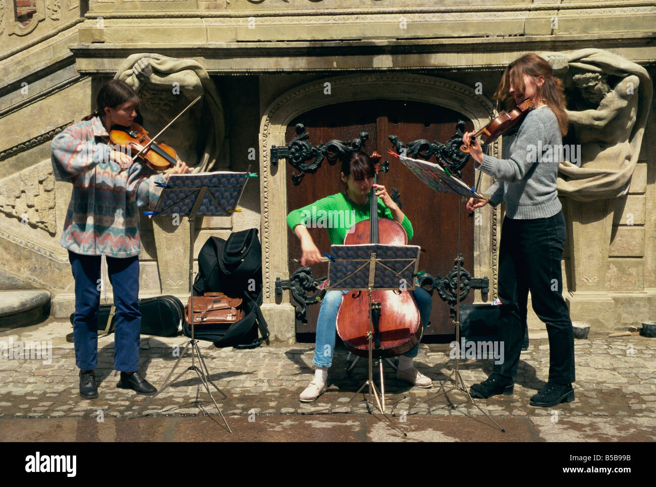 Musiker als Straßenmusikant außerhalb Rathaus Danzig Pommern Polen Europa Stockfoto
