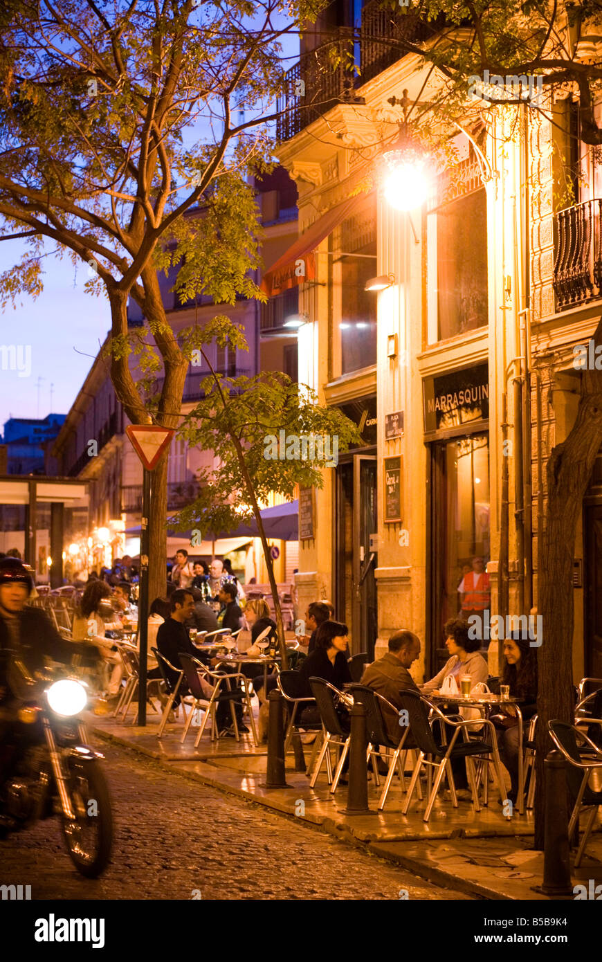 Menschen sitzen vor einer Cafébar am Plaza Tossal im historischen El Carmen Stadtzentrum von Valencia, Spanien Stockfoto