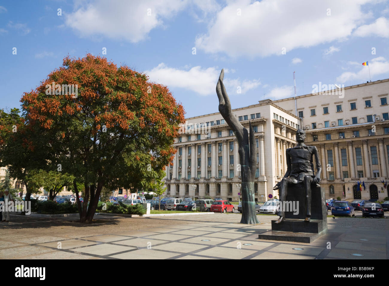 Hand und gebrochen Mann Bronze-Statue "Iuliu Maniu" in Revolution Square Piata Revolutiei im Stadtzentrum. Bukarest, Rumänien Stockfoto