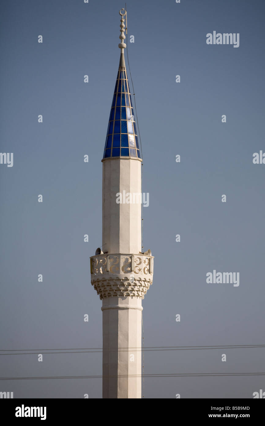 Türkische Minarett gegen den blauen Himmel Stockfoto