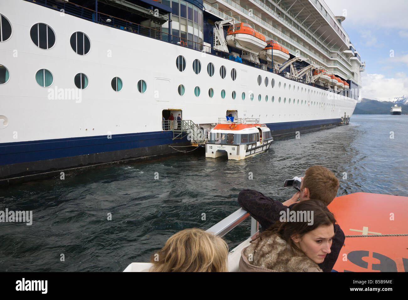 Celebrity Cruise Line Infinity Kreuzfahrtschiff Passagiere im östlichen Ärmelkanal in Sitka, Alaska Ausschreibungen Stockfoto