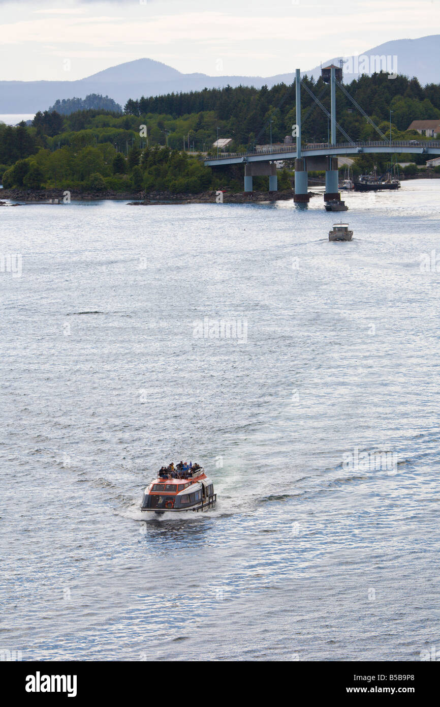 Tenderboot befördert Passagiere vom Ufer zu den östlichen Ärmelkanal in Sitka, Alaska Kreuzfahrtschiff Stockfoto