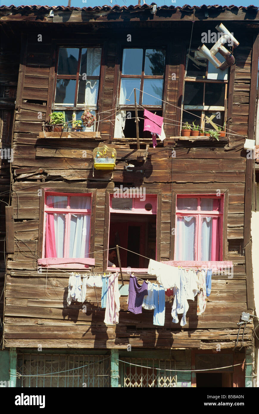 Vogelkäfig und Wäscheleinen auf der Vorderseite von einem traditionellen Holzhaus in der alten Stadt Istanbul Türkei P Ryan Stockfoto