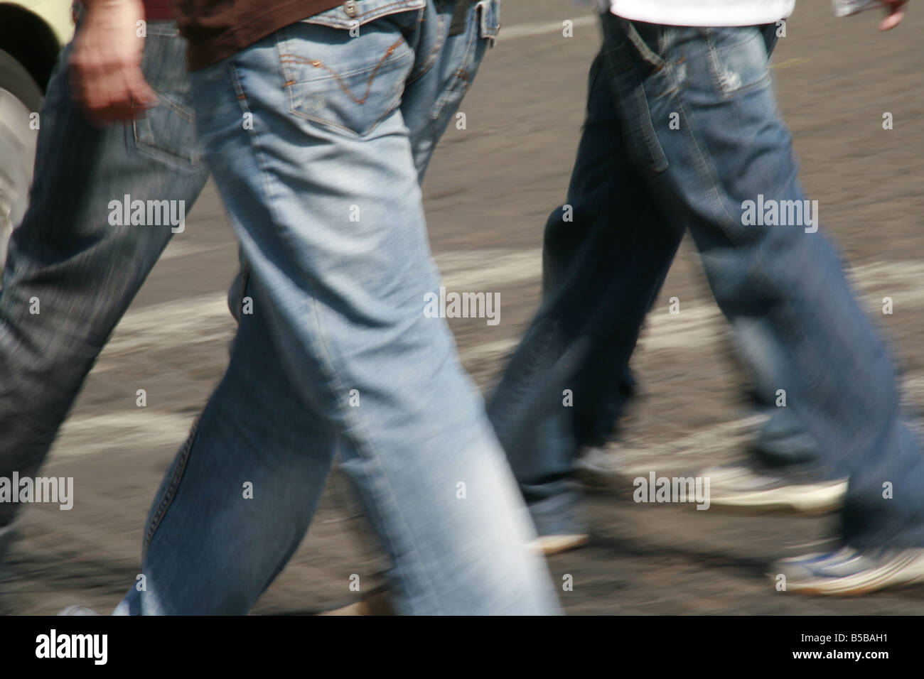 Gruppe junger Menschen in Denim-Jeans, die zu Fuß in der Stadt Stockfoto