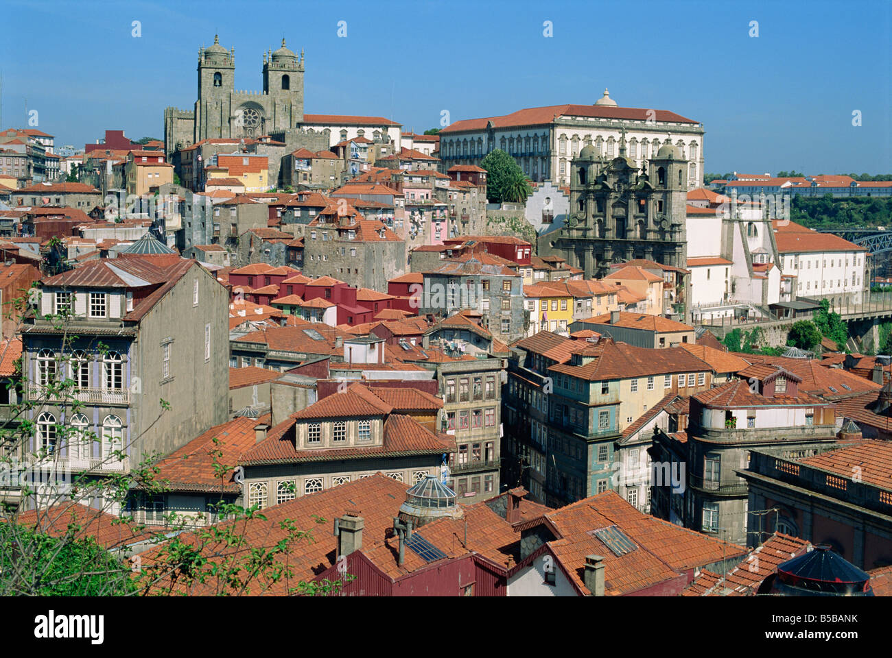 Die Skyline der Stadt mit Häusern, Kirchen und Dom oben links in Porto Portugal D Maxwell Stockfoto