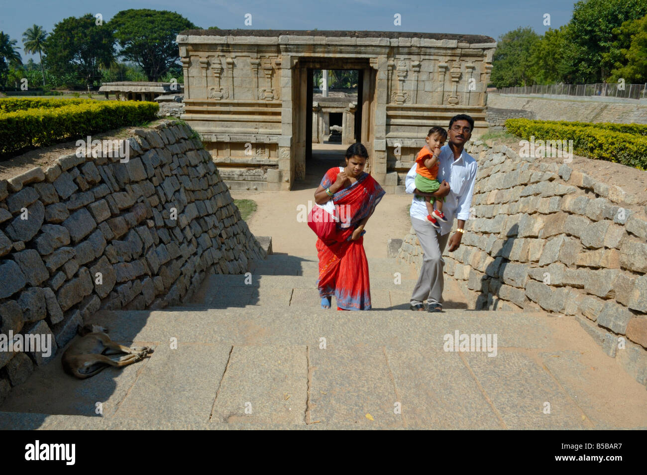 Indische paar mit Kind, die Besichtigung der unterirdischen Siva Tempel Zugehörigkeit zu der UNESCO-Website von Hampi. Indien. Stockfoto