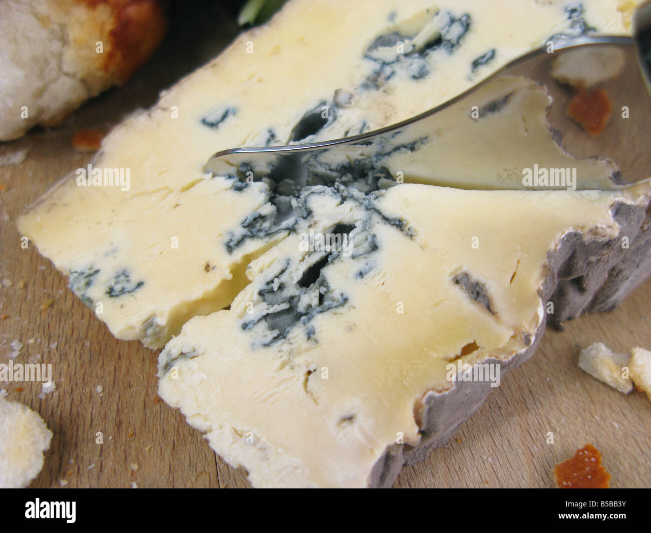Ein Keil von Lancashire Blacksticks weiße Käse von Marks &amp; Spencer. Stockfoto