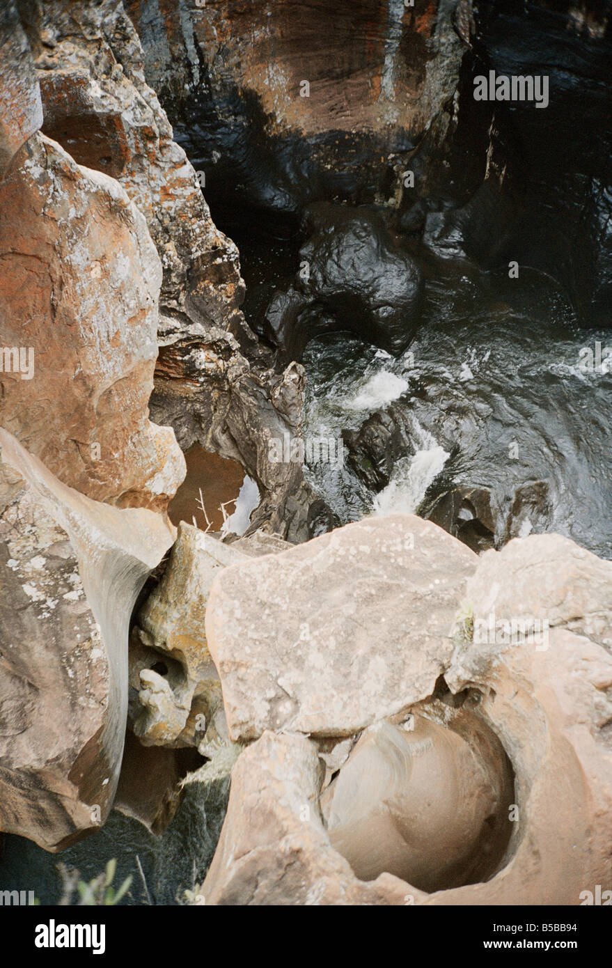 Südafrika, Mpumalanga, Bourkes Schlaglöcher, Fluss wirbeln um große Felsen Stockfoto