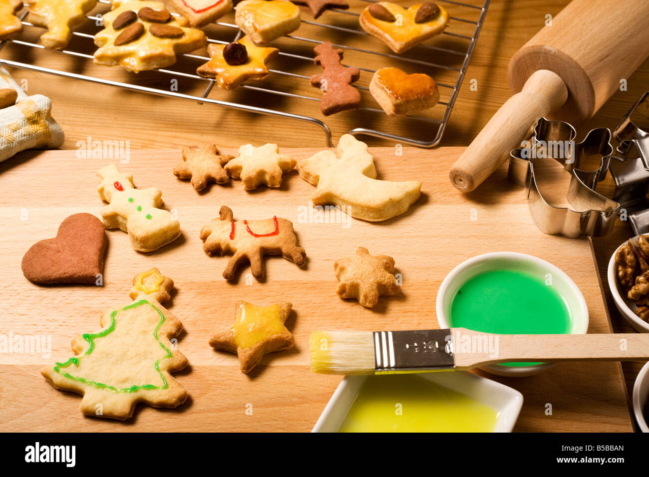 frisch gebackene Spritzgebäck Weihnachten, Essen Colring, verschiedenen Backen Kochutensilien Stockfoto