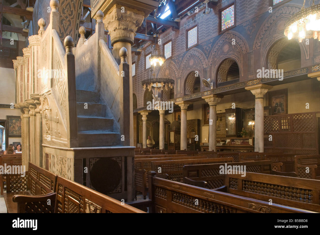 Die Marmorkanzel innerhalb der Heiligen Jungfrau Maria koptischen orthodoxen auch bekannt als die Hängende Kirche im Stadtteil koptische Kairo Ägypten Stockfoto