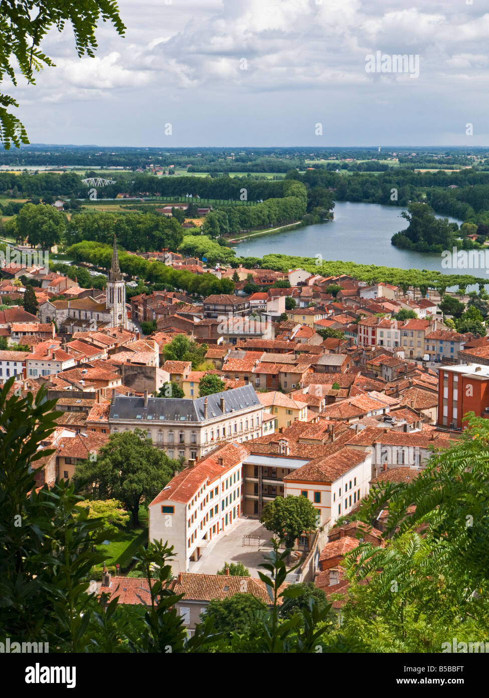 Moissac Stadt und den Fluss Tarn in Tarn et Garonne, Südwest-Frankreich, Europa Stockfoto