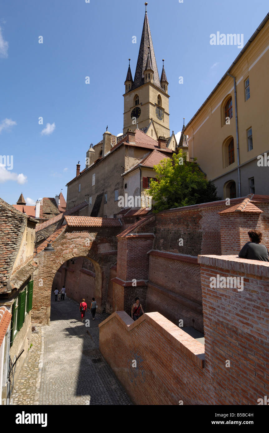 Durchgang von der Treppenturm mit dem Turm der evangelischen Kathedrale im Hintergrund, Sibiu, Siebenbürgen, Rumänien Stockfoto