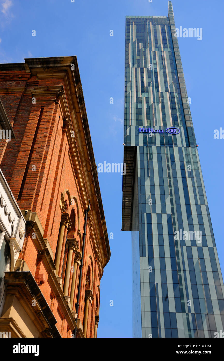 Altbau mit der Beetham Tower im Hintergrund, Manchester, England, Europa Stockfoto