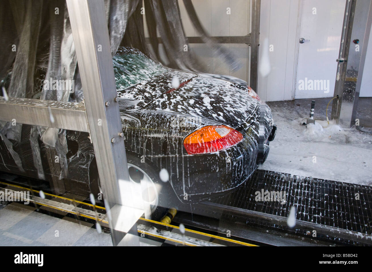 Auto in automatisierter autowaschanlage Fotos und Bildmaterial in