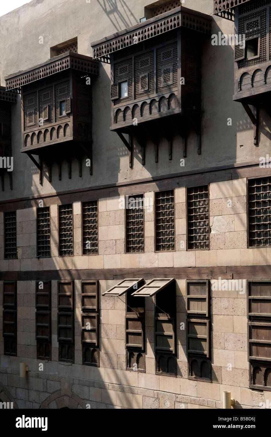 Ägyptischen Stil Mashrabiya Oriel Windows beiliegende geschnitzte hölzerne Gitterwerk innerhalb der Khanqah von Sultan Al-stürzte Complex in Alt-Kairo-Ägypten Stockfoto