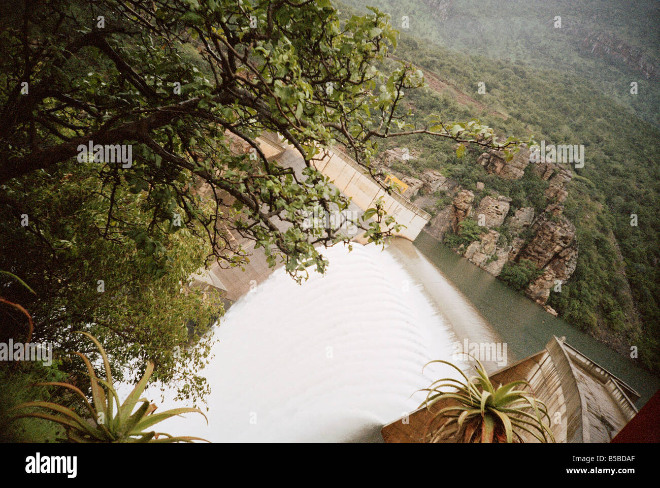 Südafrika, Mpumalanga, Blyde River Canyon, Wasserfall von Staumauer Stockfoto