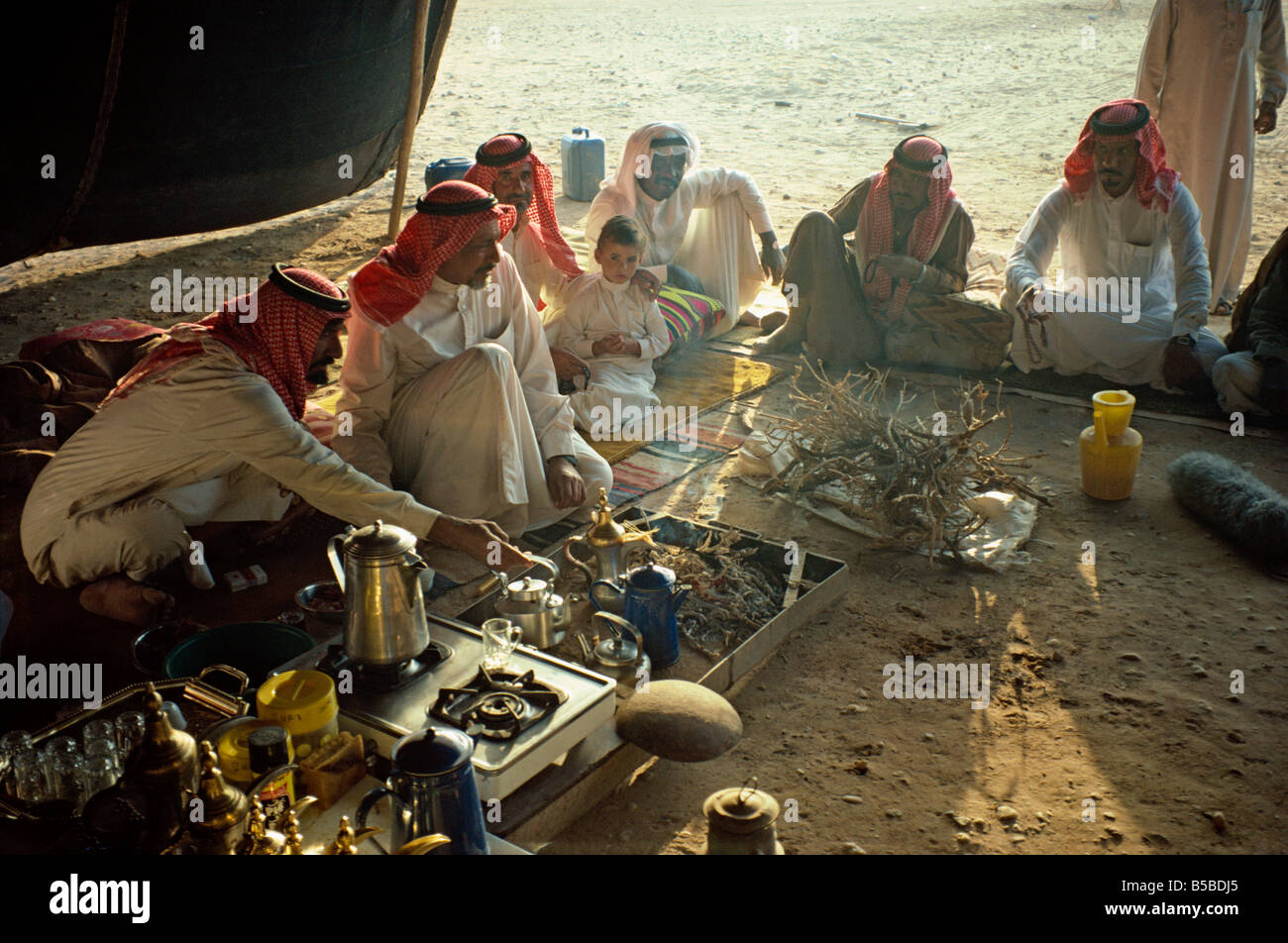 Gruppe von Männern im Beduinenzelt Saudi-Arabien Nahost D Lomax Stockfoto