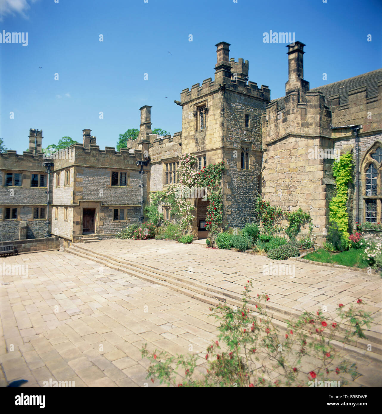 Im Innenhof, Haddon Hall, Derbyshire, England, Europa Stockfoto