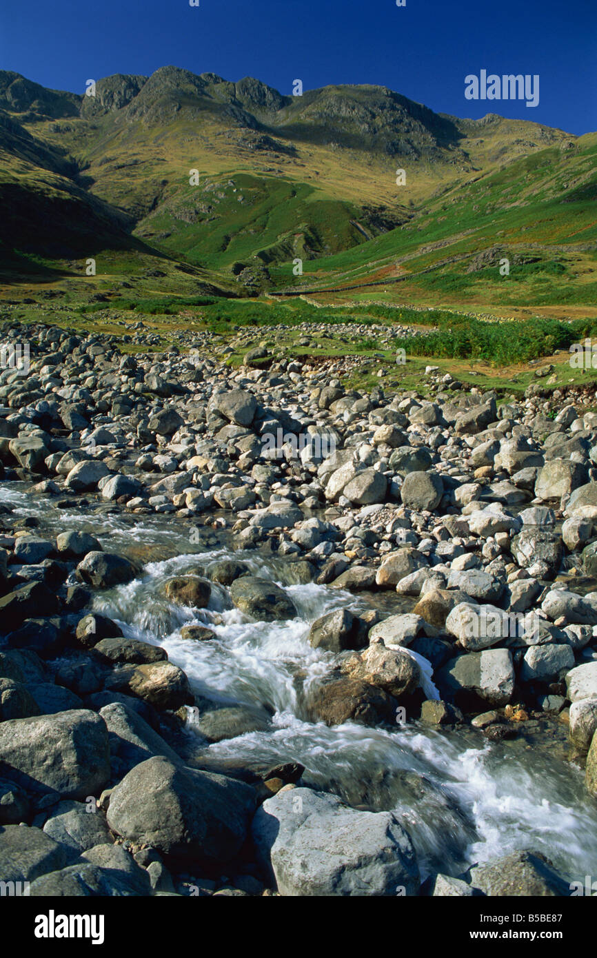 Oxendale Beck unten Crinkle Crags, Nationalpark Lake District, Cumbria, England, Europa Stockfoto