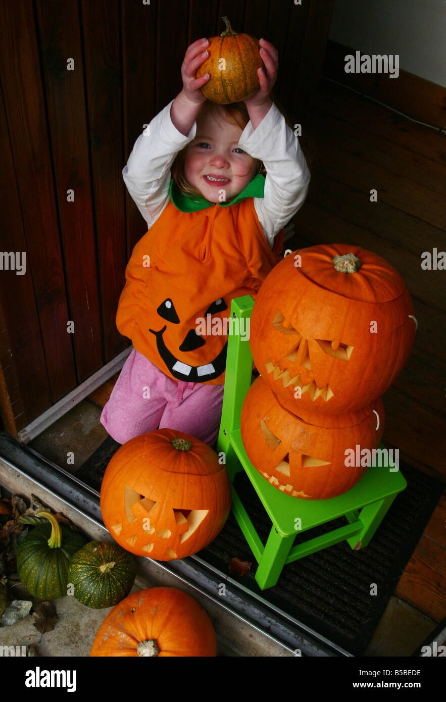 Ein Kind an Halloween verkleidet als Hexe mit ihren Kürbissen Stockfoto