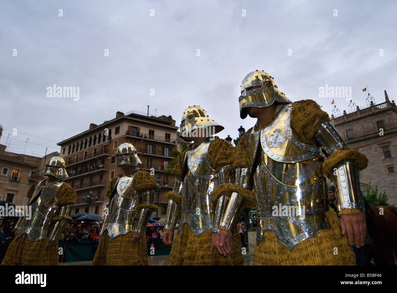 Ritter in Rüstungen im spanischen bürgerlichen Parade Valencia feiert seinen Fiesta Nou D Octubre 9. Oktoberfest Valencia, Spanien Stockfoto